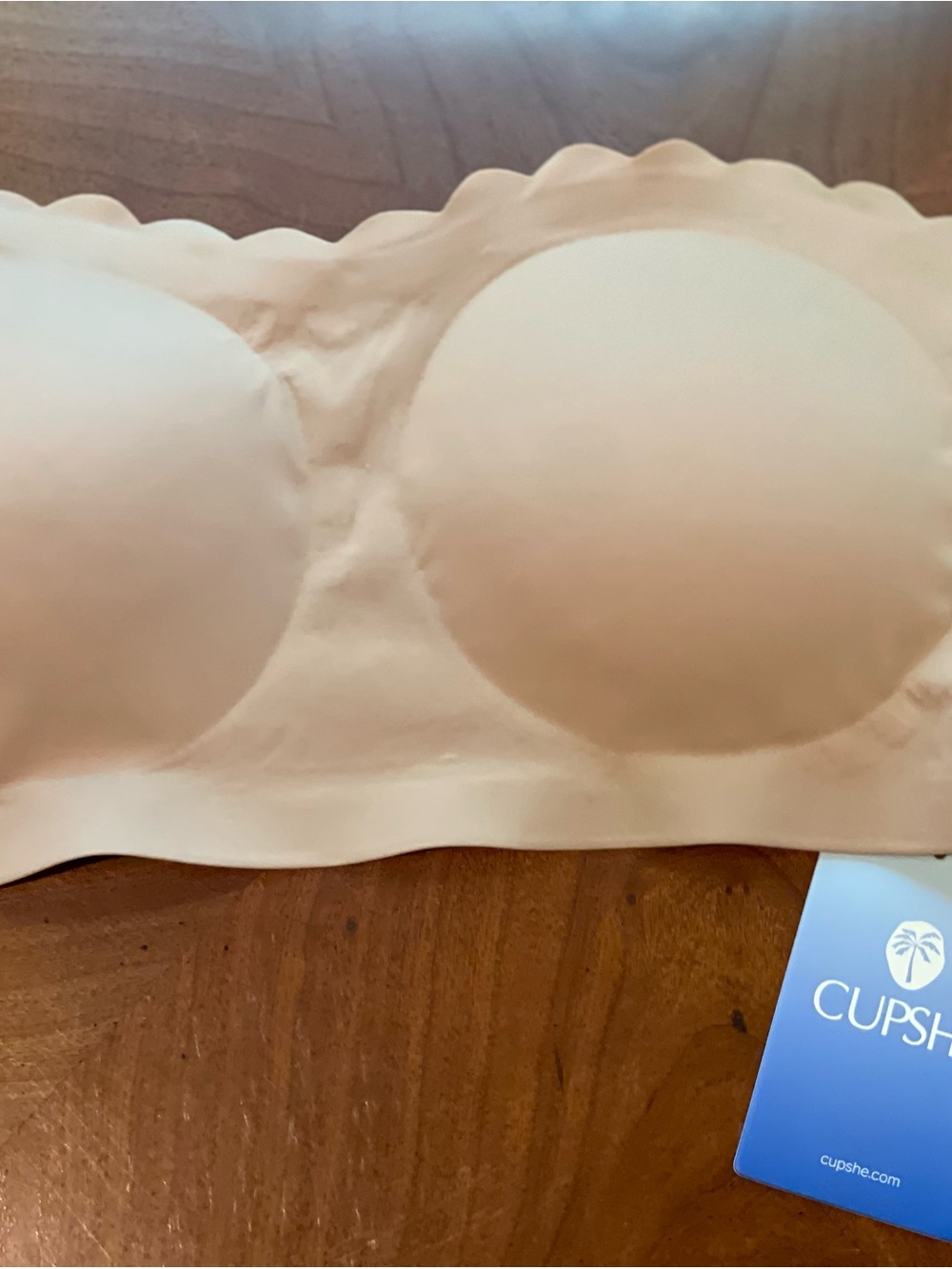 Cupshe Strapless Seamless Bandeau Bra in Nude. Back crossover and hooks.